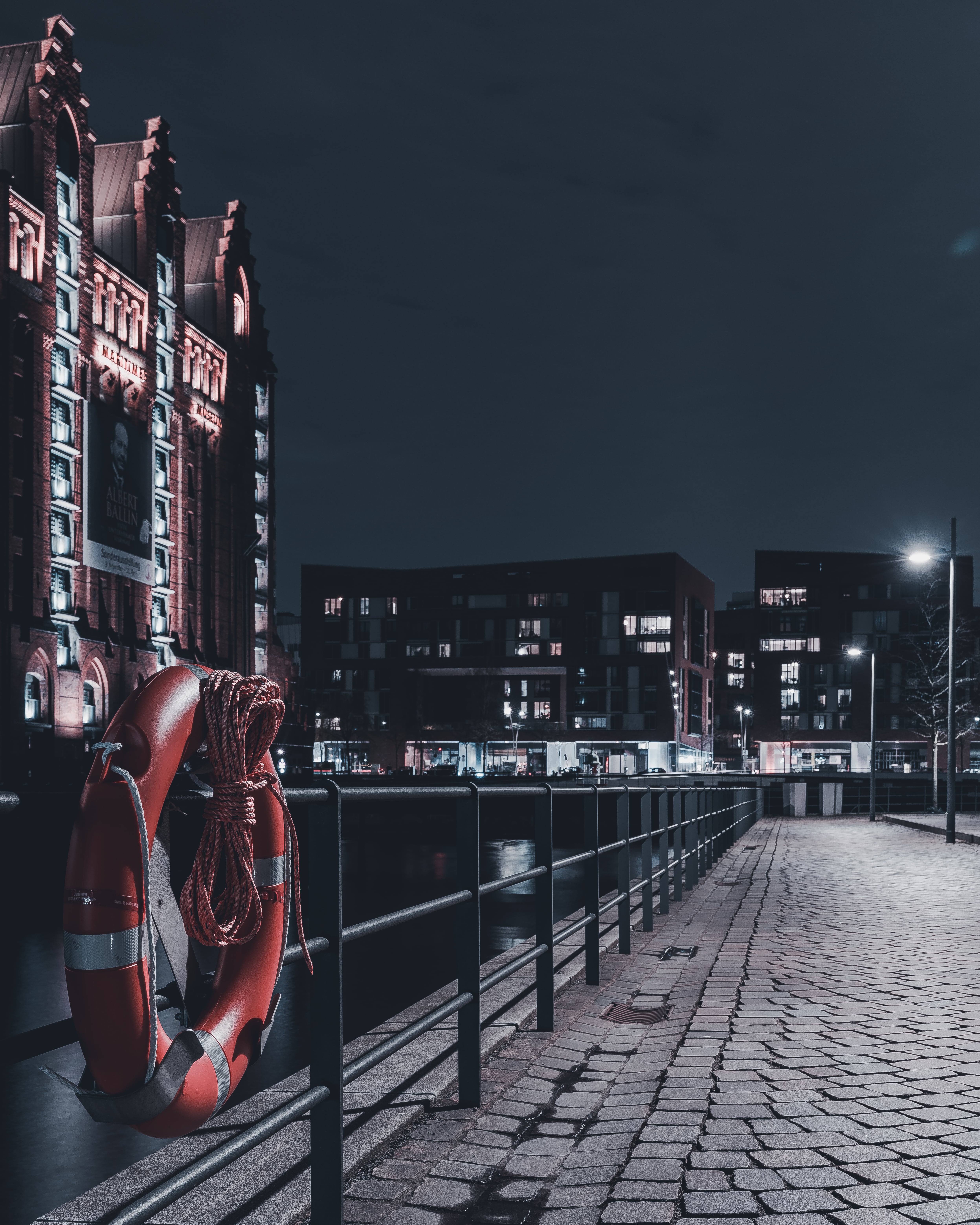 Hamburg Nights, frame 6 — photograph by baadersen